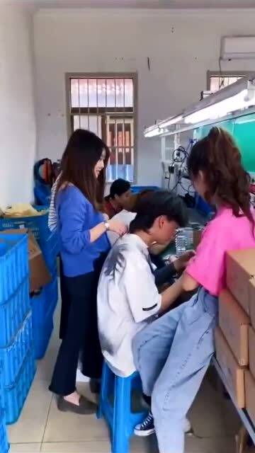 电子厂里的性别差异与课后看护服务的职业反思